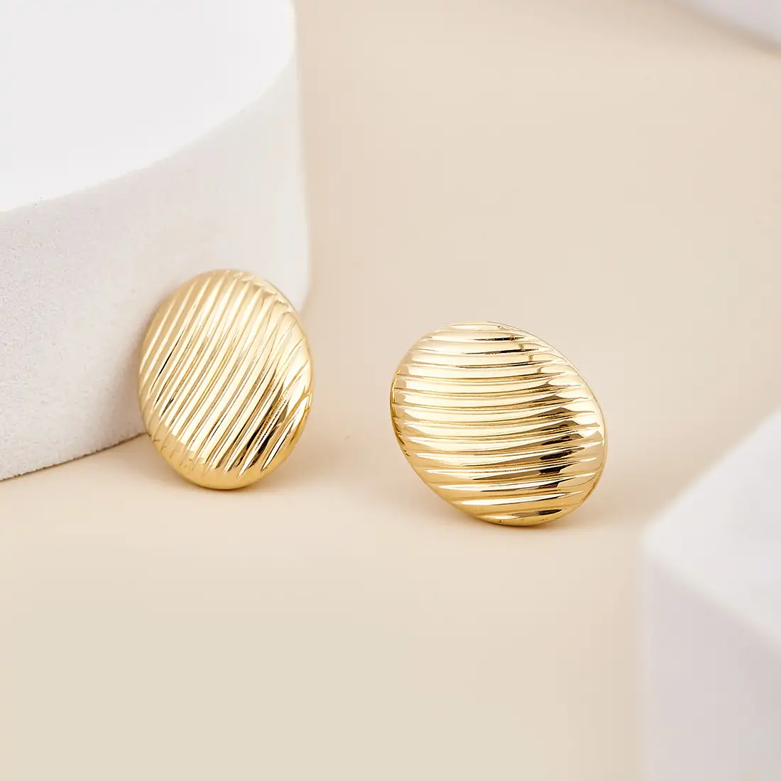 18K yellow earrings, 3.9g in length and 20mm in outer diameter